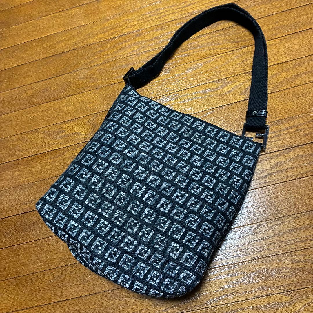 FENDIフェンディ　ズッカ柄　ショルダーバック
