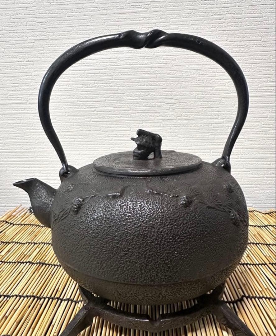 未使用品、供箱、栞付 南部秀山堂 佐藤 勝弘作 15型松文様 鉄瓶 南部