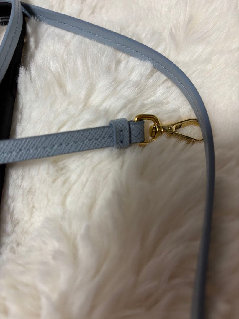 PRADA サフィアーノトライアングル スマホショルダー iPhone15
