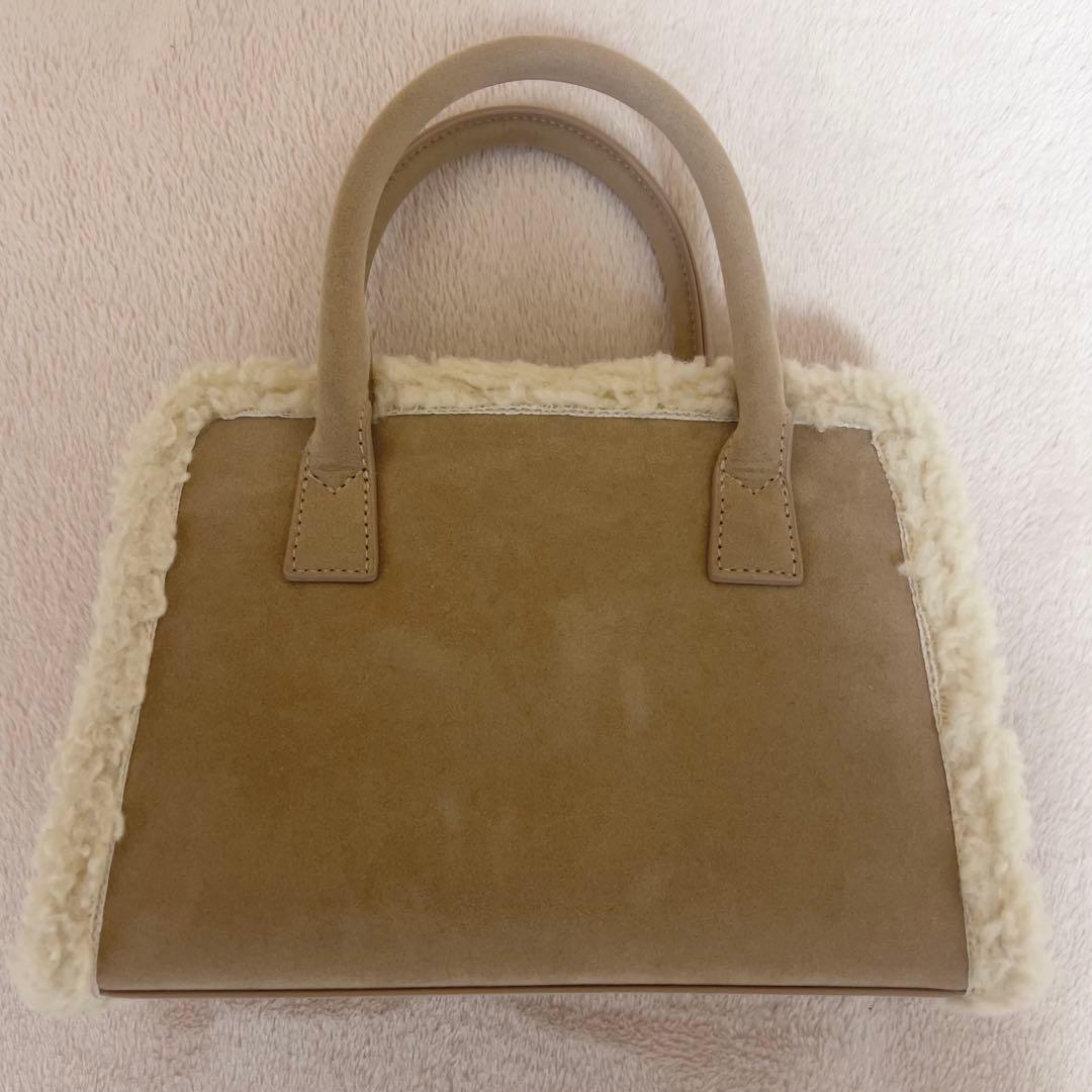 Chico ロゴチャーム付きスエードムートンバッグ ベージュ ショルダー