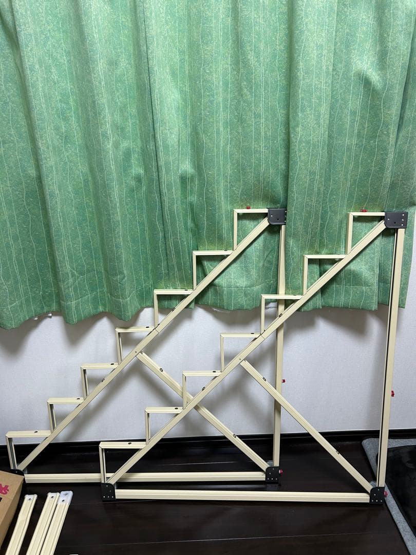 ひな壇 ホワイト 赤い刺繍布付き