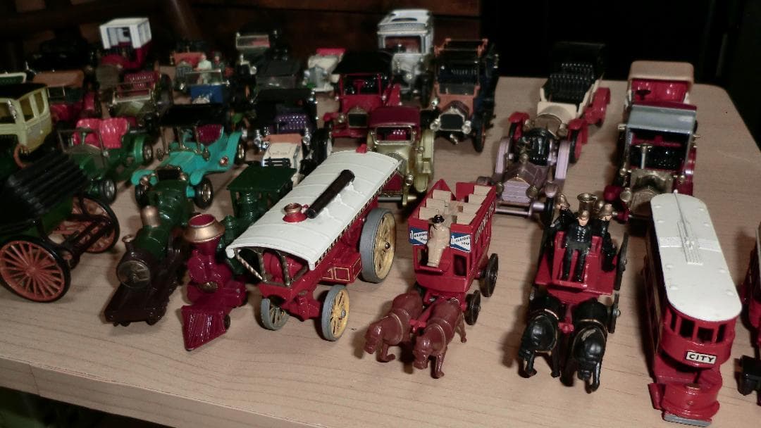 クラッシックなミニカーのコレクション