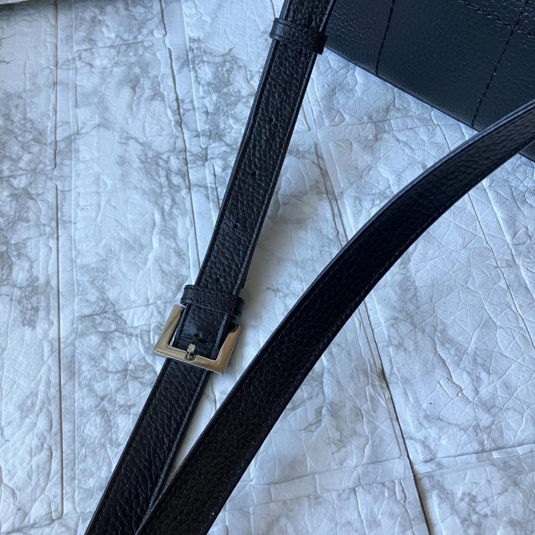 美品◎キタムラ ショルダーバッグ Kメタルロゴ レザー 斜め掛け ブラック