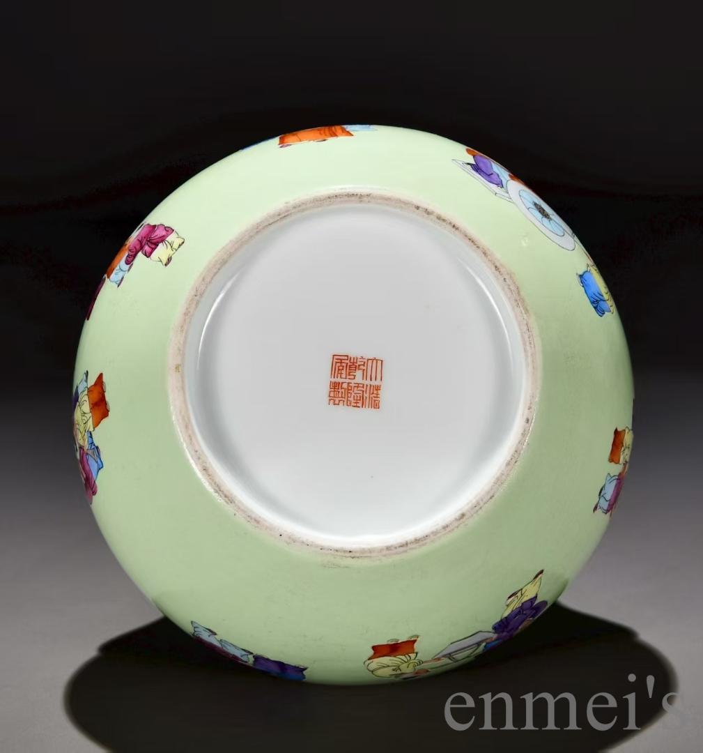 中国古美術・清乾隆・緑地粉彩春遊図・如意耳蒜頭瓶・粉彩・