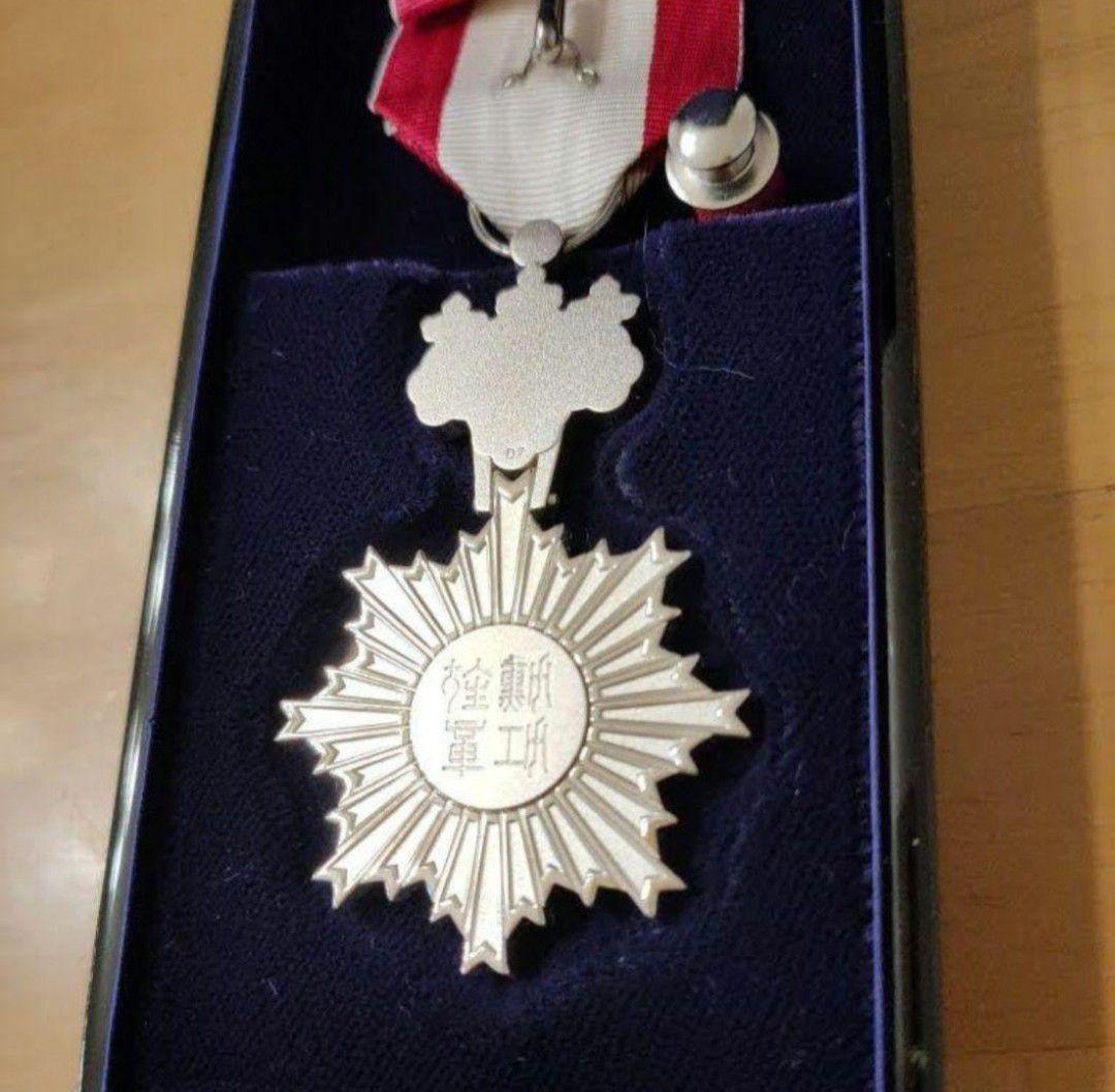 激レア 極美品】旭日単光章 現行タイプ 改正後新型 純銀製 勲章 旧 勲