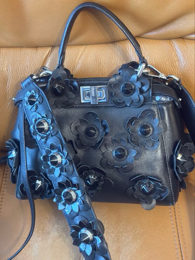 FENDI花のモーチフ黒ミニショルダーバッグ