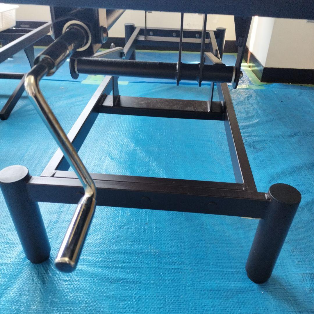 エステサロン・マッサージ用ベッド（上下手動）中古品脚・フレームに錆有り