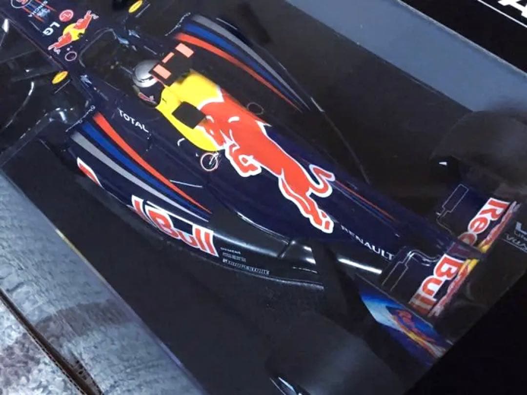 良状態 限定品 ミニチャンプス 1/18 レッドブル RB6 ベッテル