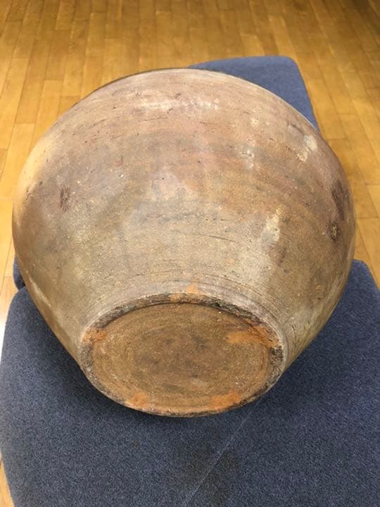 中国漢時代灰釉壺　A ceramic jar HAN dynasty