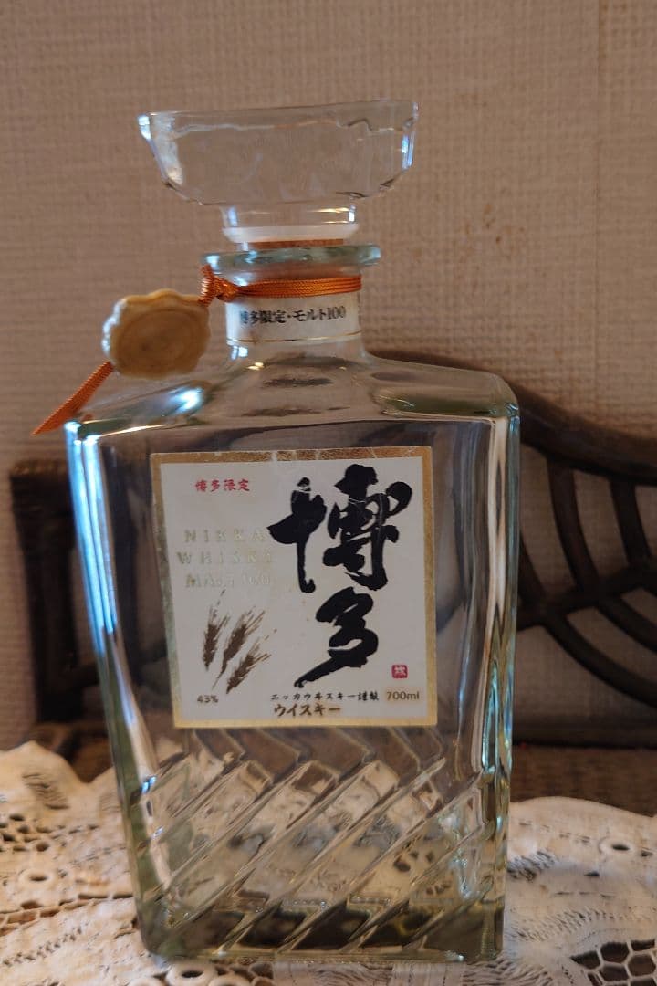 サントリー「響」と、ニッカウイスキー「博多」空き瓶2本セット