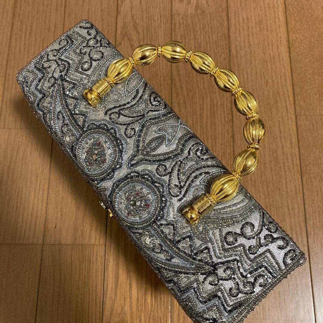 新品未使用シルバービーズ刺繍ハンドバッグ