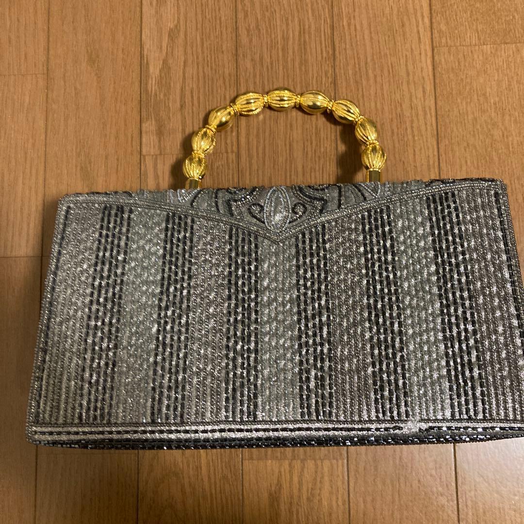 新品未使用シルバービーズ刺繍ハンドバッグ