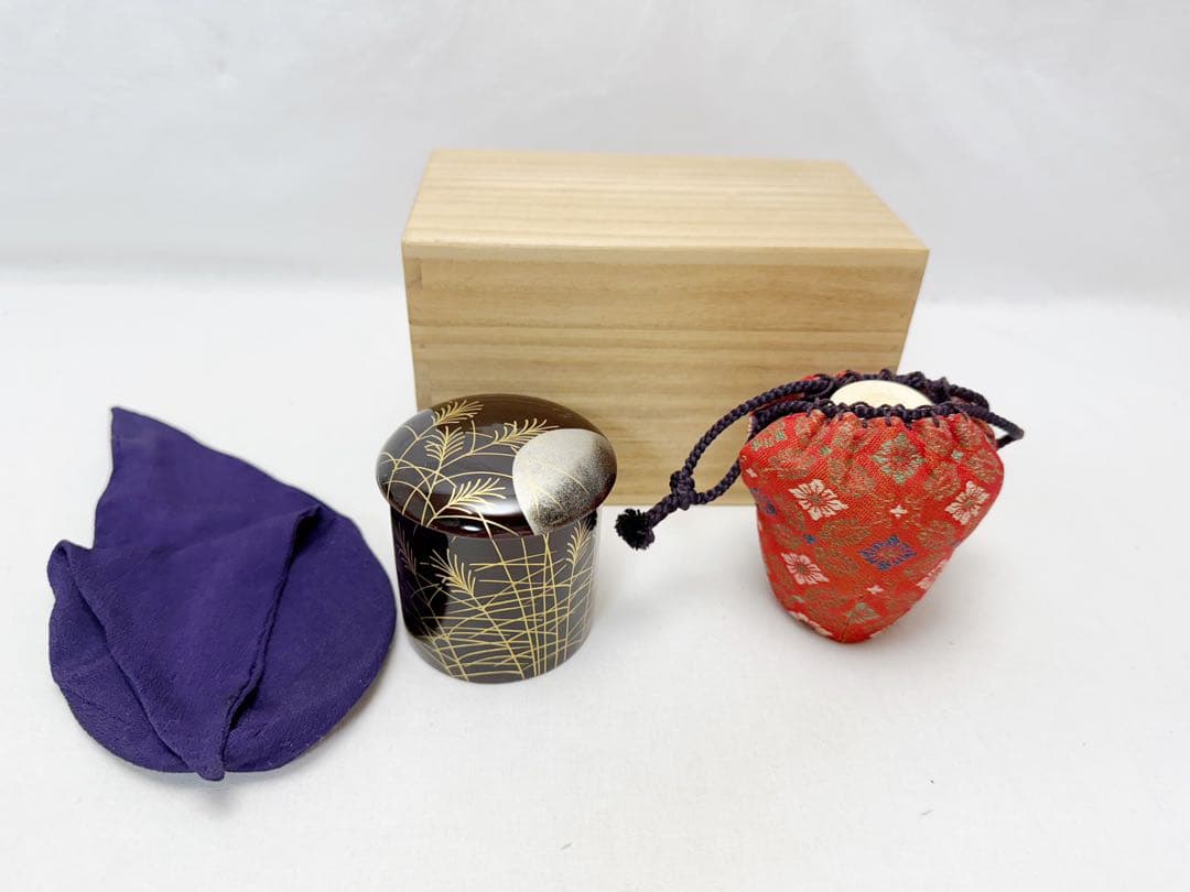 ほぼ未使用 茶道具 桐木地 茶通箱 木製溜塗 金彩蒔絵棗 大津袋