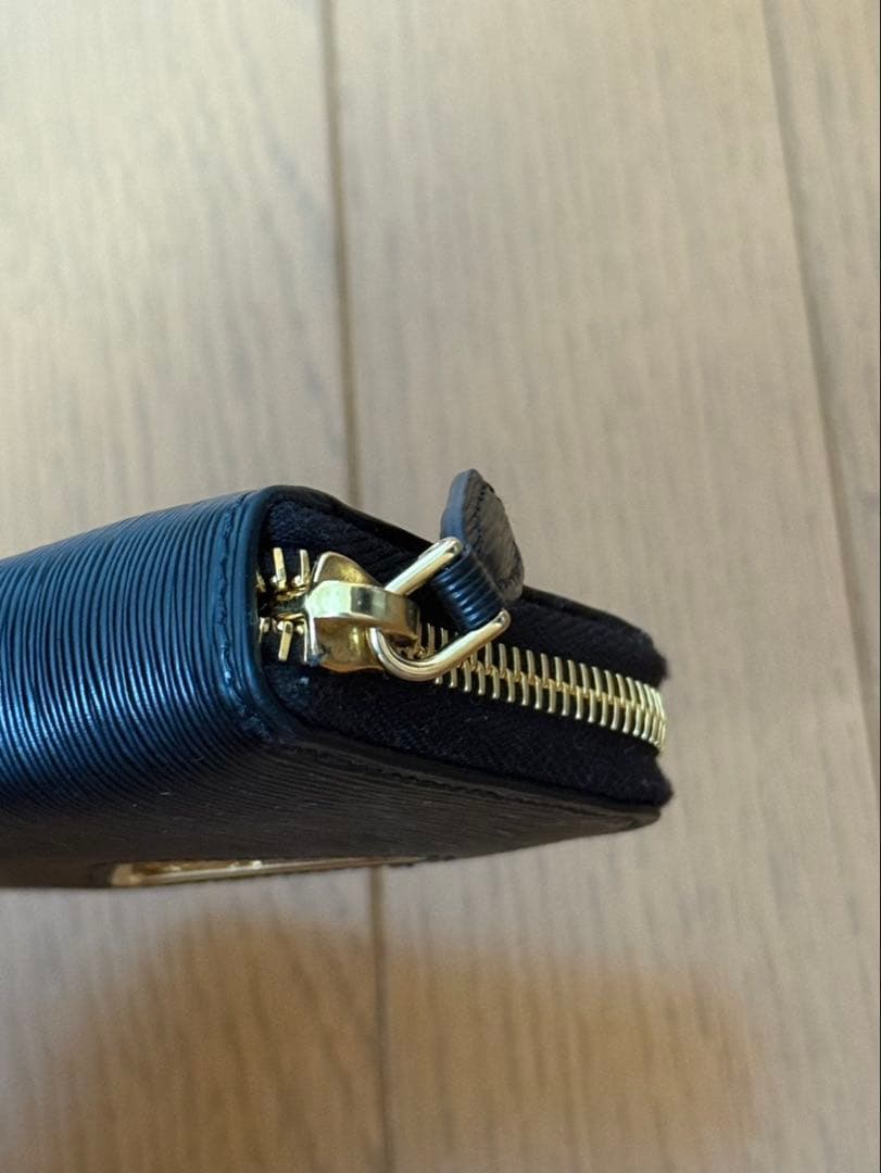 美品　PRADA 小銭入れ　トライアングル　ラウンドファスナー