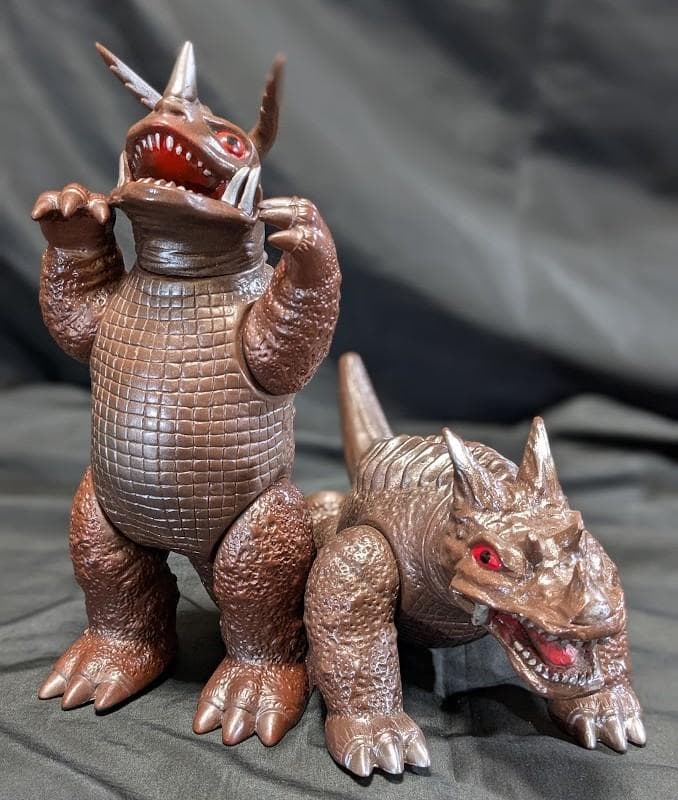 期間限定値下中】パゴス四足歩行版・ネロンガ（マルサン）ソフビ2体