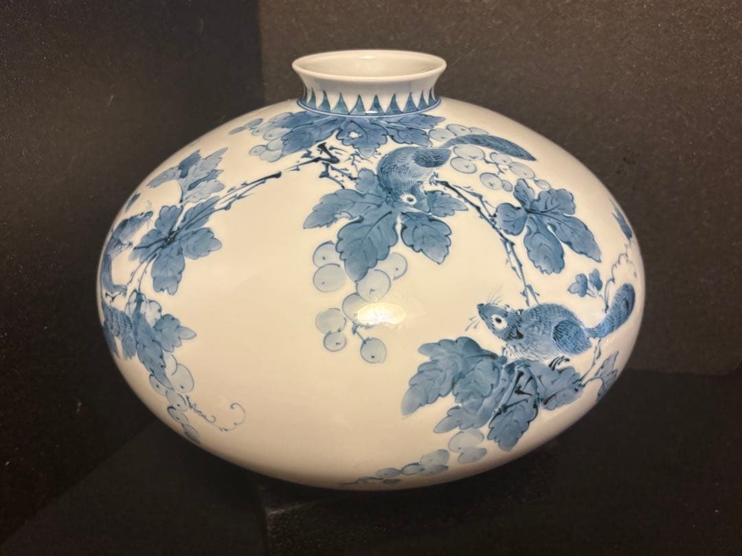 大人気　32cm井上萬二「染付 栗鼠文 壷」名品 人間国宝 白磁巨匠 旭日中綬章