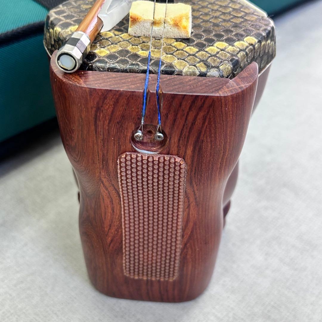 (k20)中国楽器 二胡 弦楽器 蛇革 パイソン 美品 ケース付き 中国蘇州