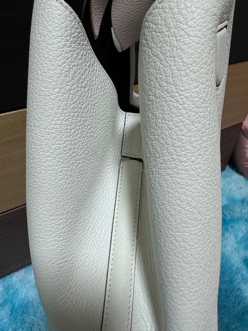 CHRISTIAN DIOR ホワイト ショルダーバッグ 花びらチャーム付き