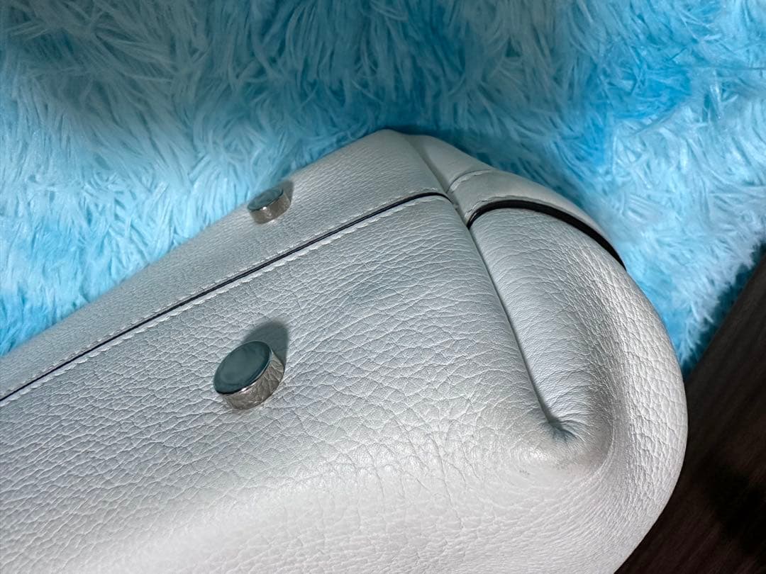 CHRISTIAN DIOR ホワイト ショルダーバッグ 花びらチャーム付き