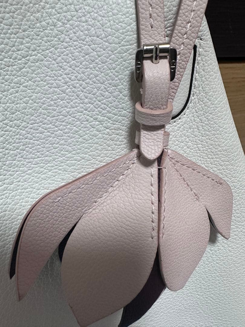 CHRISTIAN DIOR ホワイト ショルダーバッグ 花びらチャーム付き