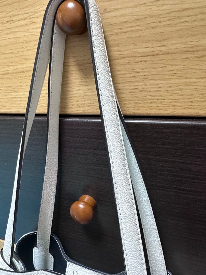 CHRISTIAN DIOR ホワイト ショルダーバッグ 花びらチャーム付き