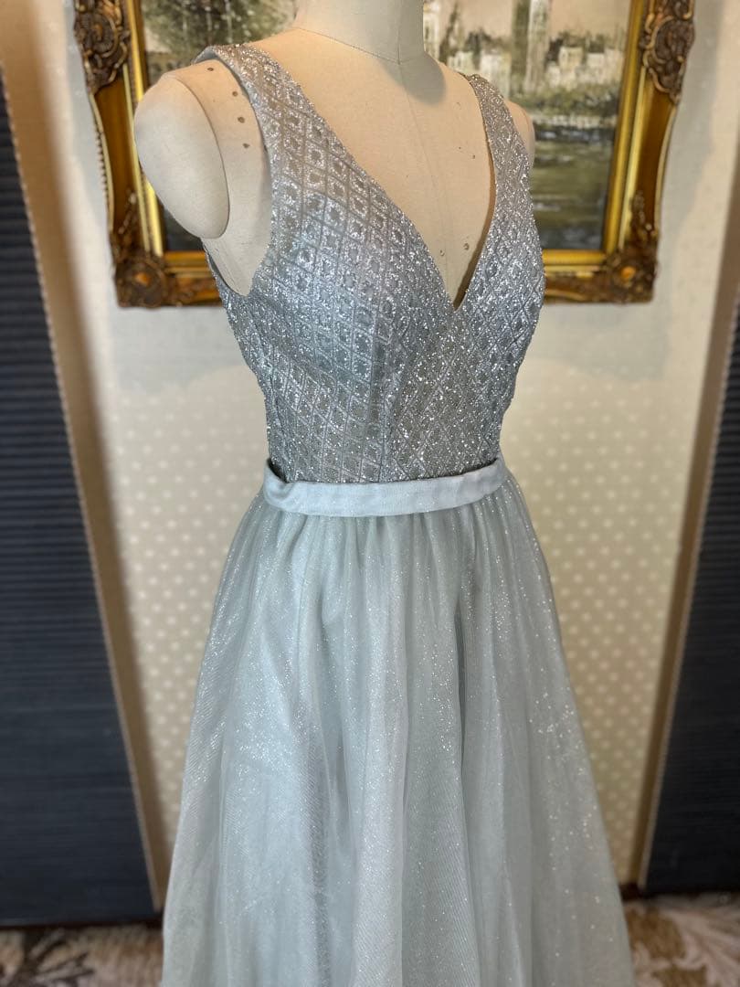 ライトグレー Vネック ビーズ装飾ドレス