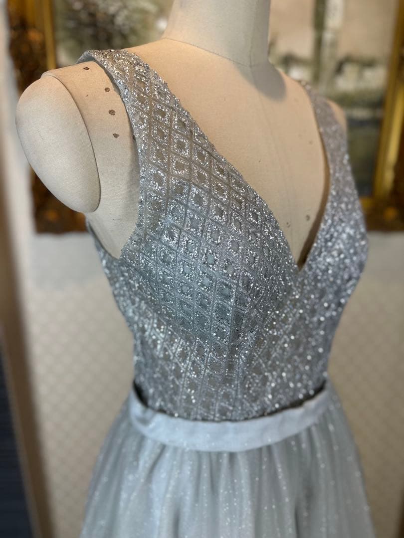 ライトグレー Vネック ビーズ装飾ドレス