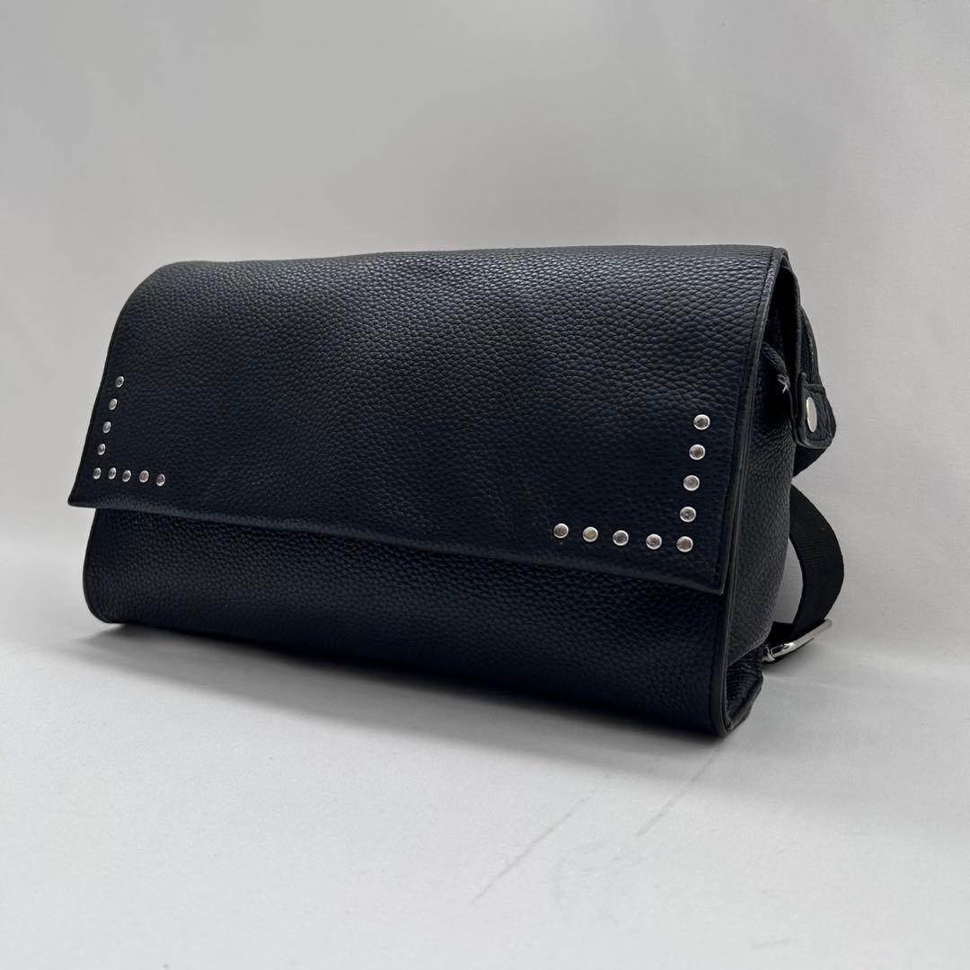 イアパピヨネ ワイドテープ ショルダーバッグスタッズ ブラック