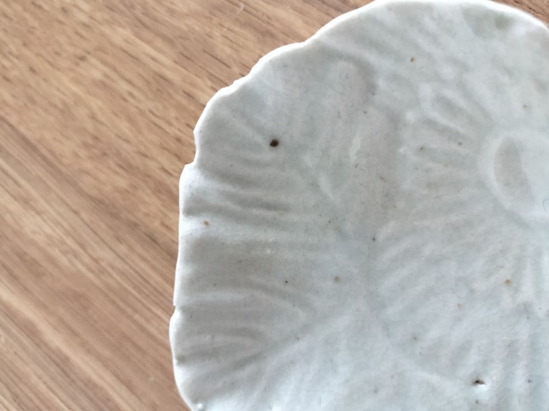 古伊万里　白磁　陽刻　菊　豆皿