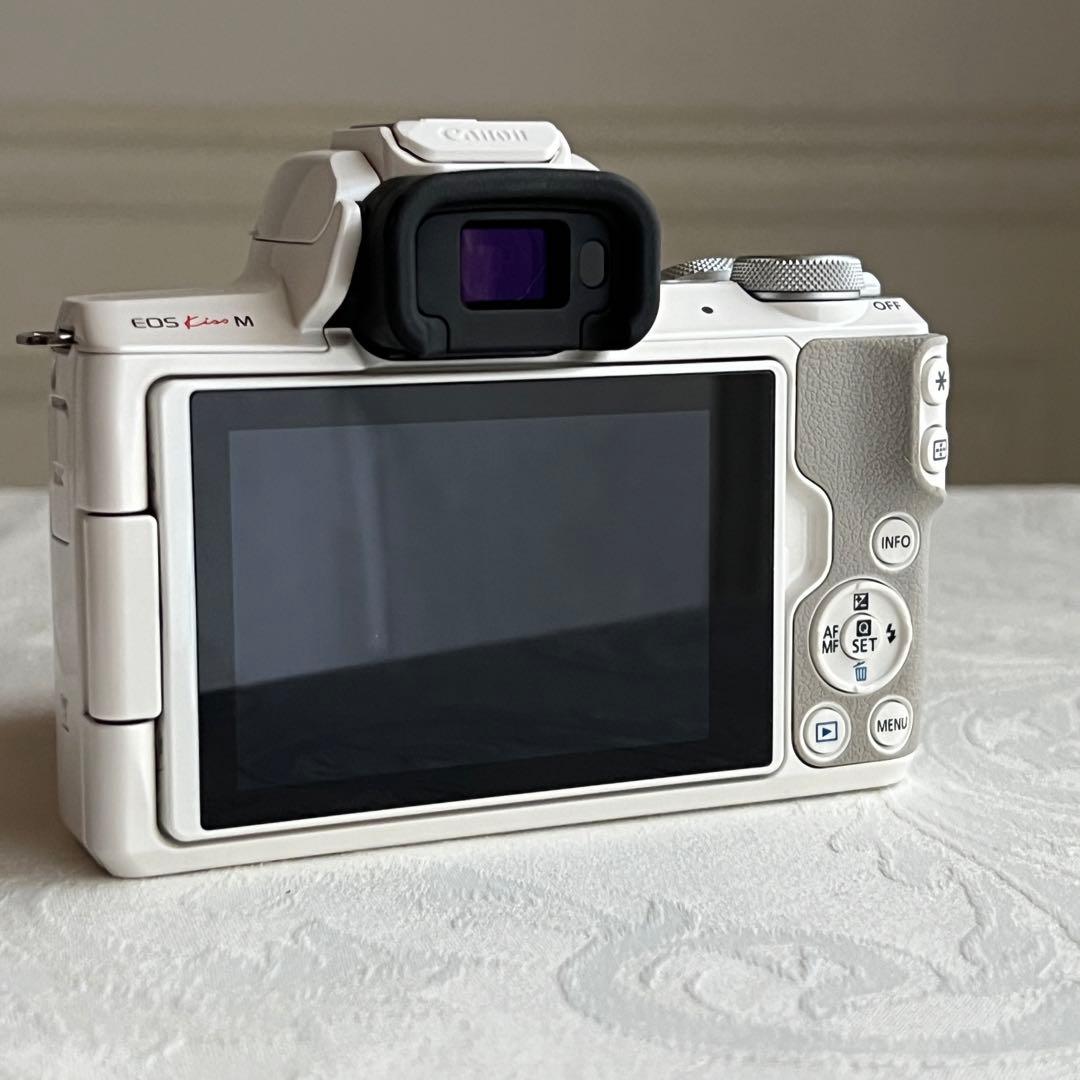 canon EOS kiss m かわいいホワイトボディ - メルカリ