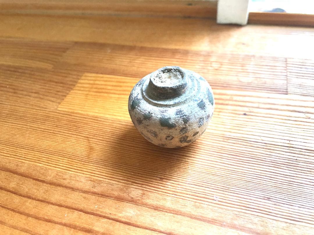 【タイ・骨董・出土品】宋胡録（スンコロク）白釉斑紋小壺（1301年~1600年）