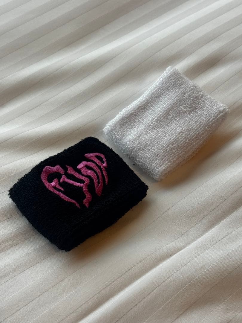 B'z LIVE-GYM 2025 -FYOP12/7リストバンドガチャ - メルカリ