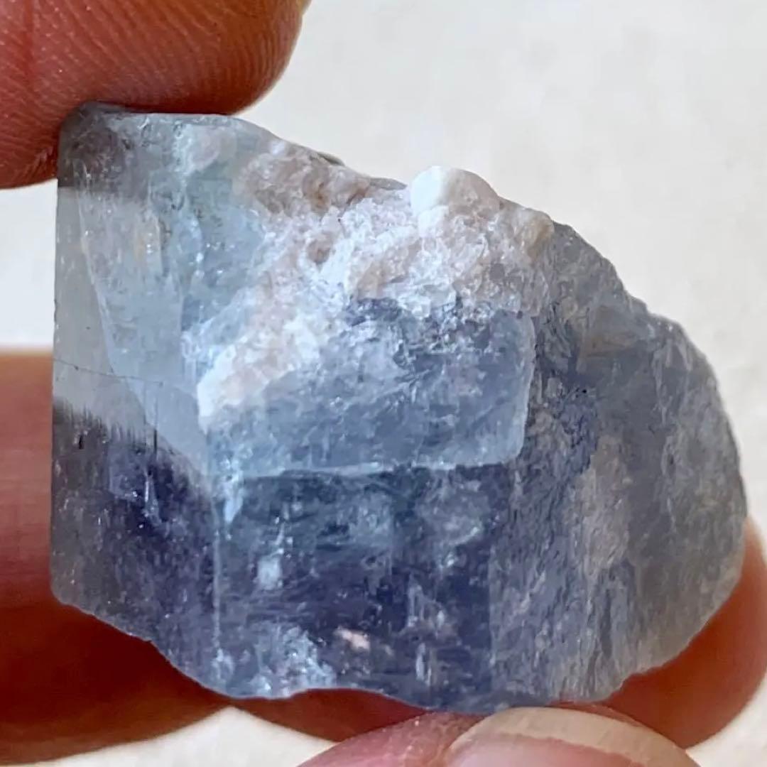 バイカラーベリル原石15/青紫み多め穴あき - メルカリ