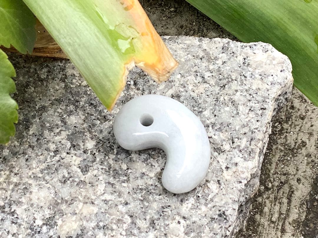 ✳神からの授かり 糸魚川翡翠勾玉 濃いめの白肌 機械鑑定書付の極上