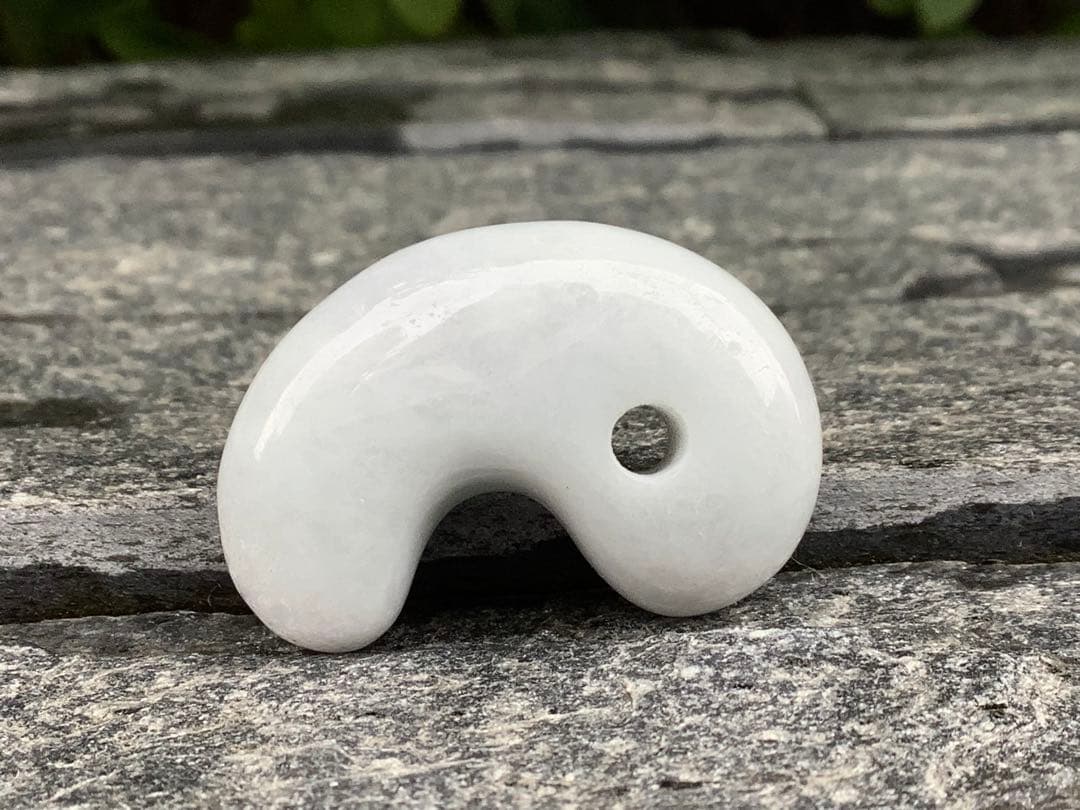 ✳神からの授かり 糸魚川翡翠勾玉 濃いめの白肌 機械鑑定書付の極上