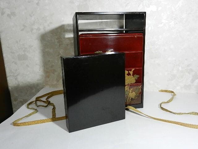 年代物の蓋付き四段重ね蒔絵菓子箪笥（蜻蛉蝶・牡丹菊蒔絵）