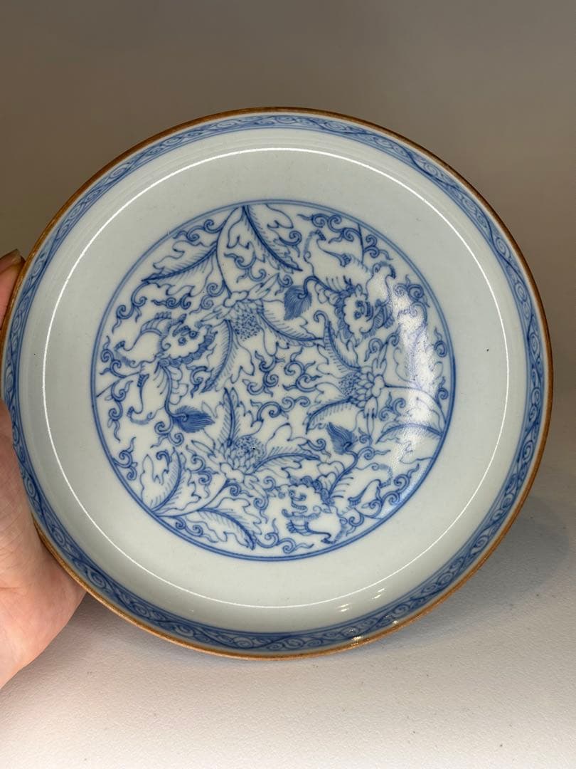 中国 大明成化年製 青花染付 唐草文皿 高台厚手 地紋入 古陶磁 骨董品