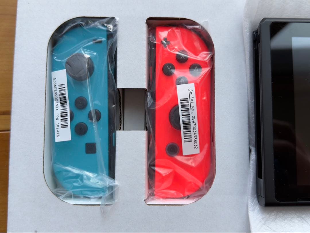 青と赤のジョイコンを備えたNintendo Switch本体 付属品完備