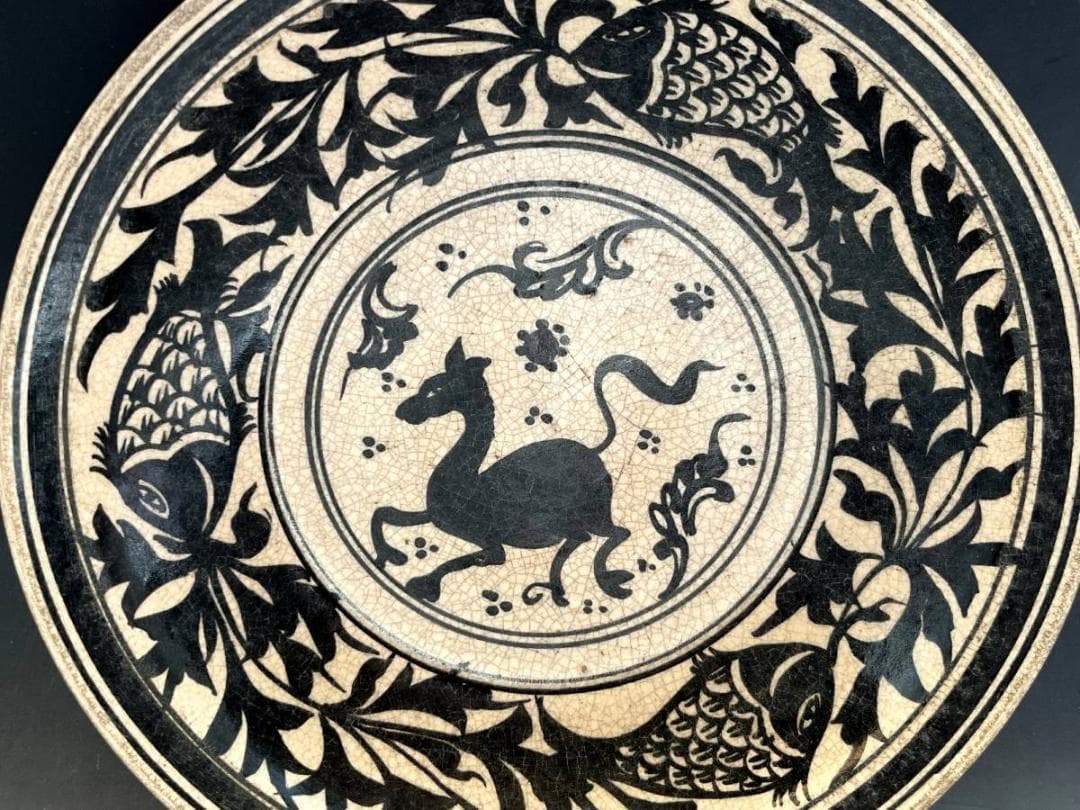 皿□古代の魚と葡萄の木 サンカローク スコータイ窯 鉄絵 黒呉須