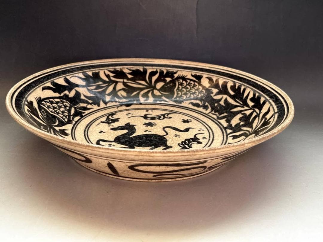 皿□古代の魚と葡萄の木 サンカローク スコータイ窯 鉄絵 黒呉須