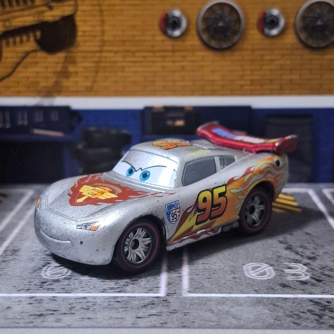カーズトミカ ライトニングマックィーン(シルバーレーサータイプ
