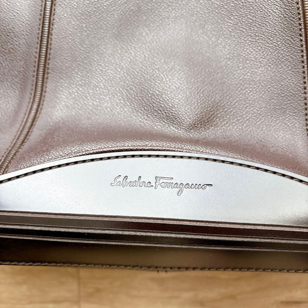 年末年始お値下げ！新品！【SalvatoreFerragamo】レザーバッグ