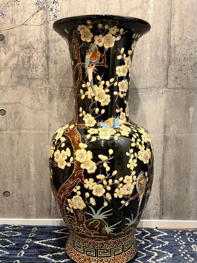 39) 美しい東洋陶器の床置き花瓶。桜と鳥が描かれ彫刻され