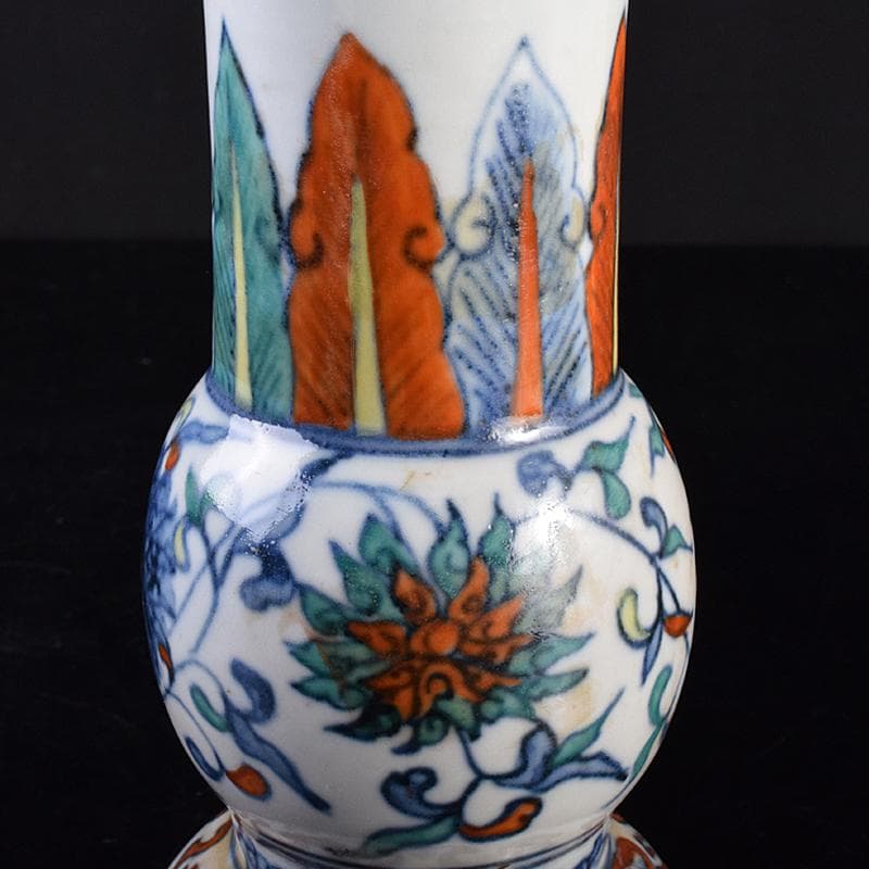 中国 大明萬暦年製 豆彩 花卉文 尊式瓶 V R7686