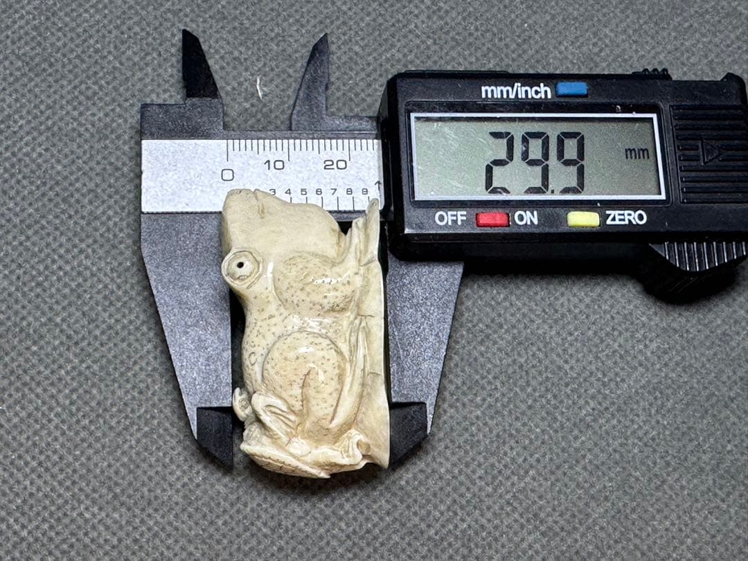 根付 カエル 古美術品 置物 細密細工 骨董 アンティーク 彫刻 工芸品 在銘