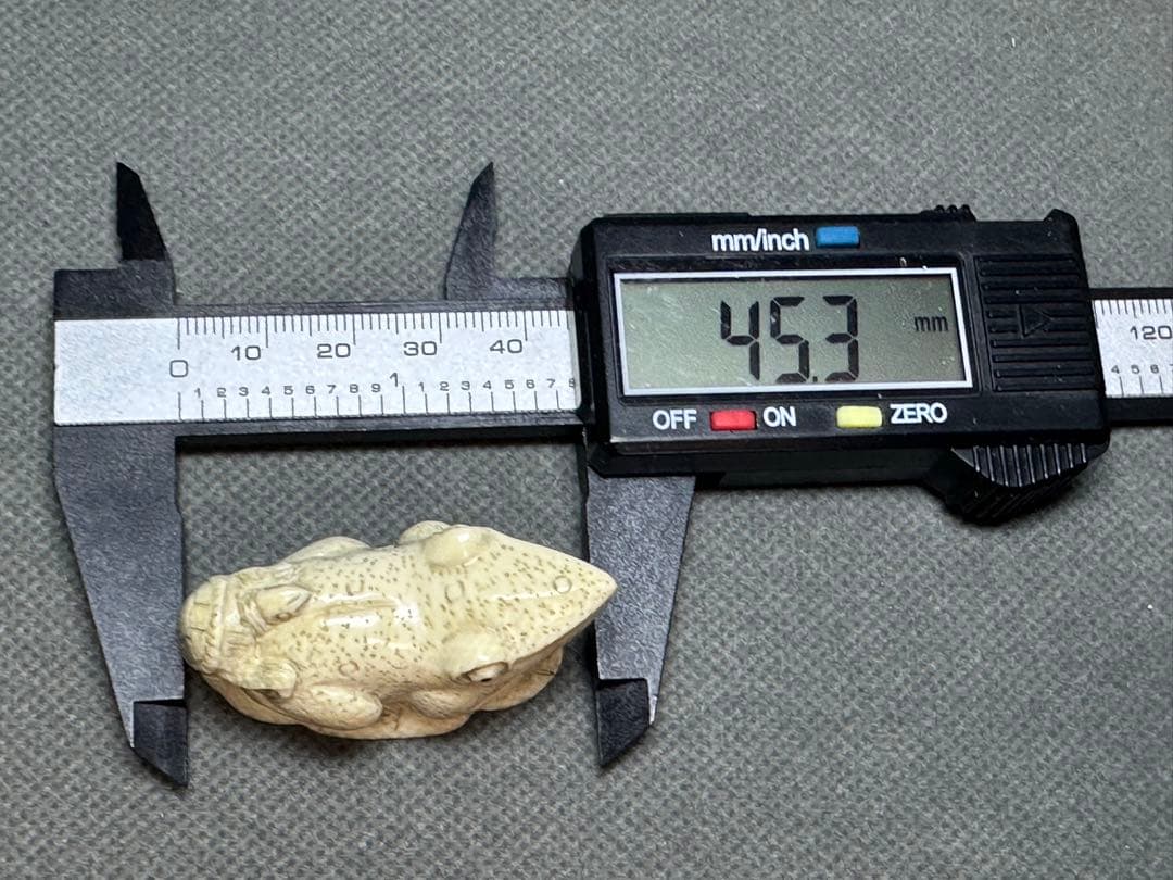 根付 カエル 古美術品 置物 細密細工 骨董 アンティーク 彫刻 工芸品 在銘