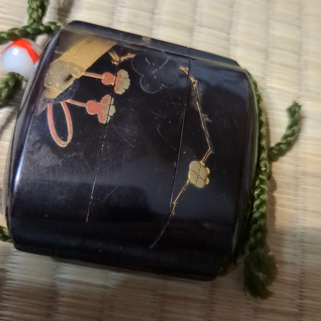 印籠　金蒔絵梅の花　人物根付