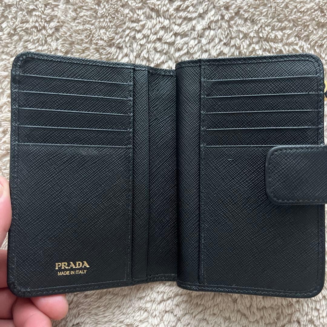 プラダ二つ折り財布