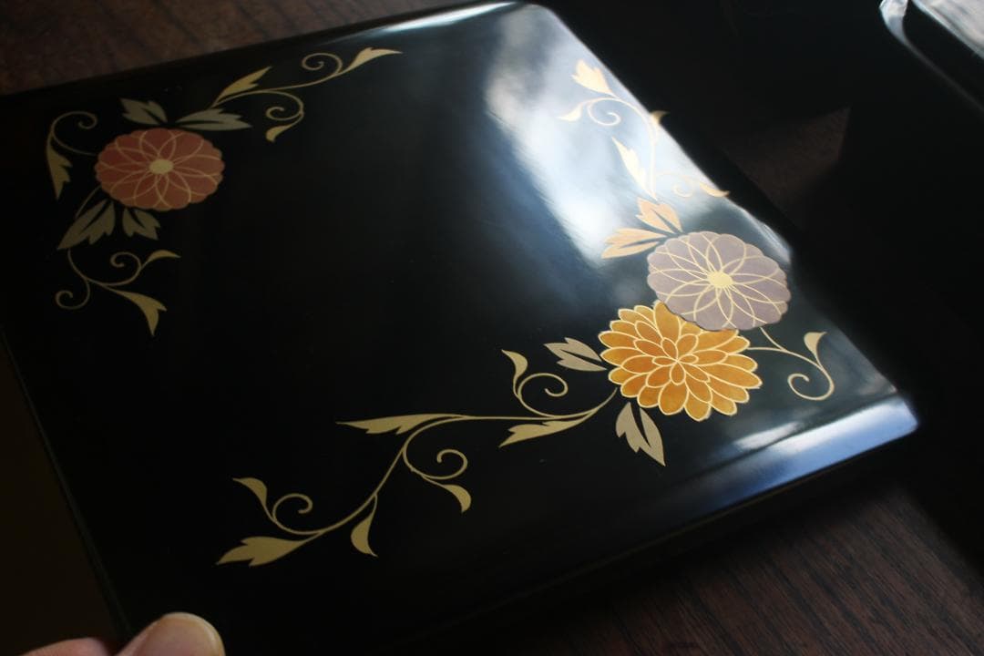 デッドストック！端正な内朱黒漆に優美な菊唐草蒔絵の映える台付二段重（検重箱お重