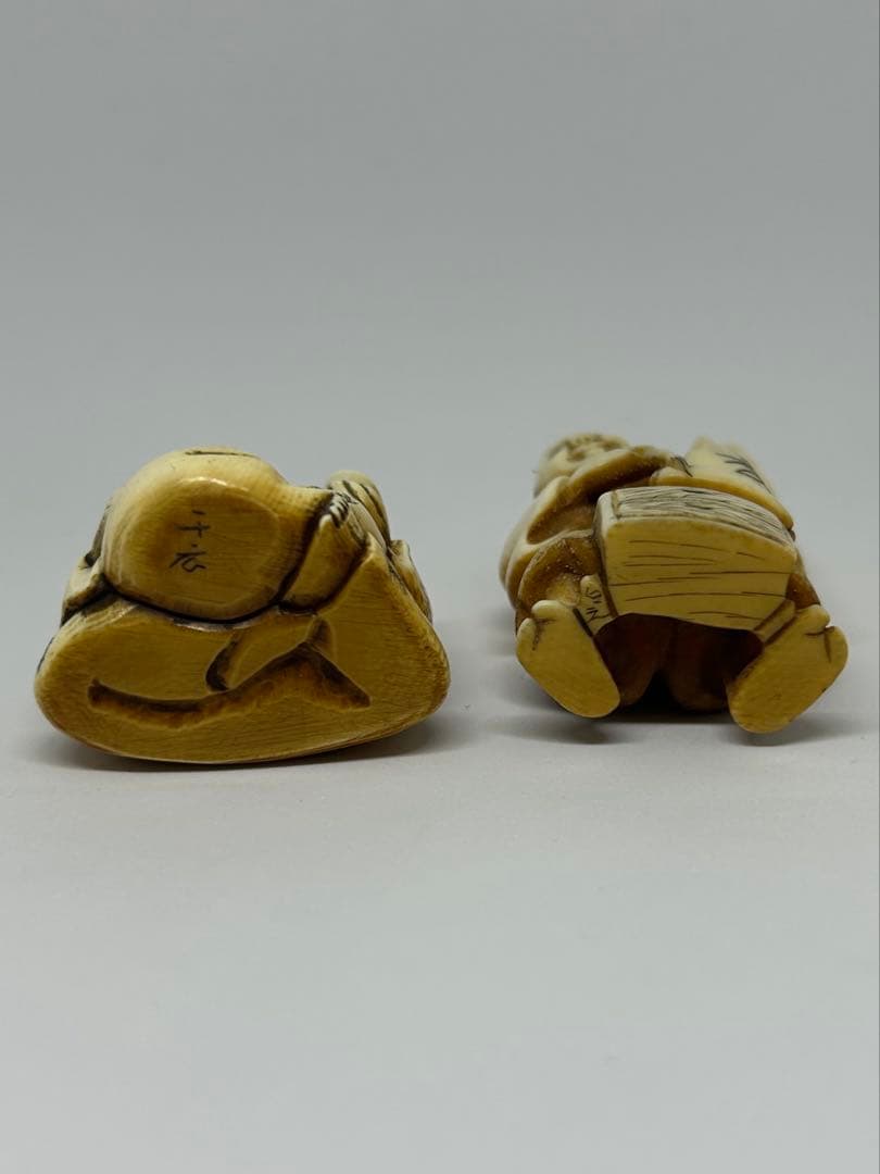 人物根付 二体揃 在銘「千広」「白之」 牙風彫刻 時代根付 骨素材